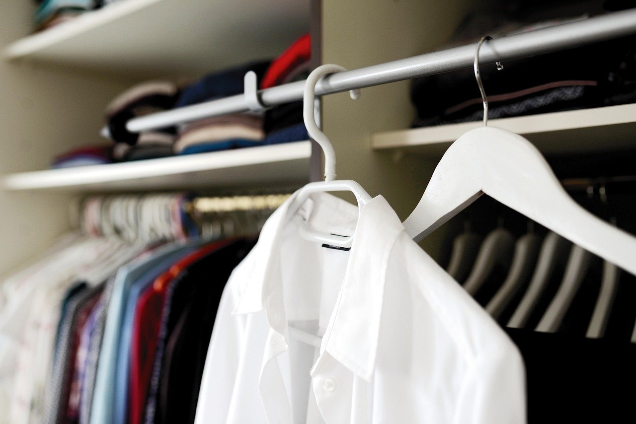 Protegendo o verso do seu guarda-roupa